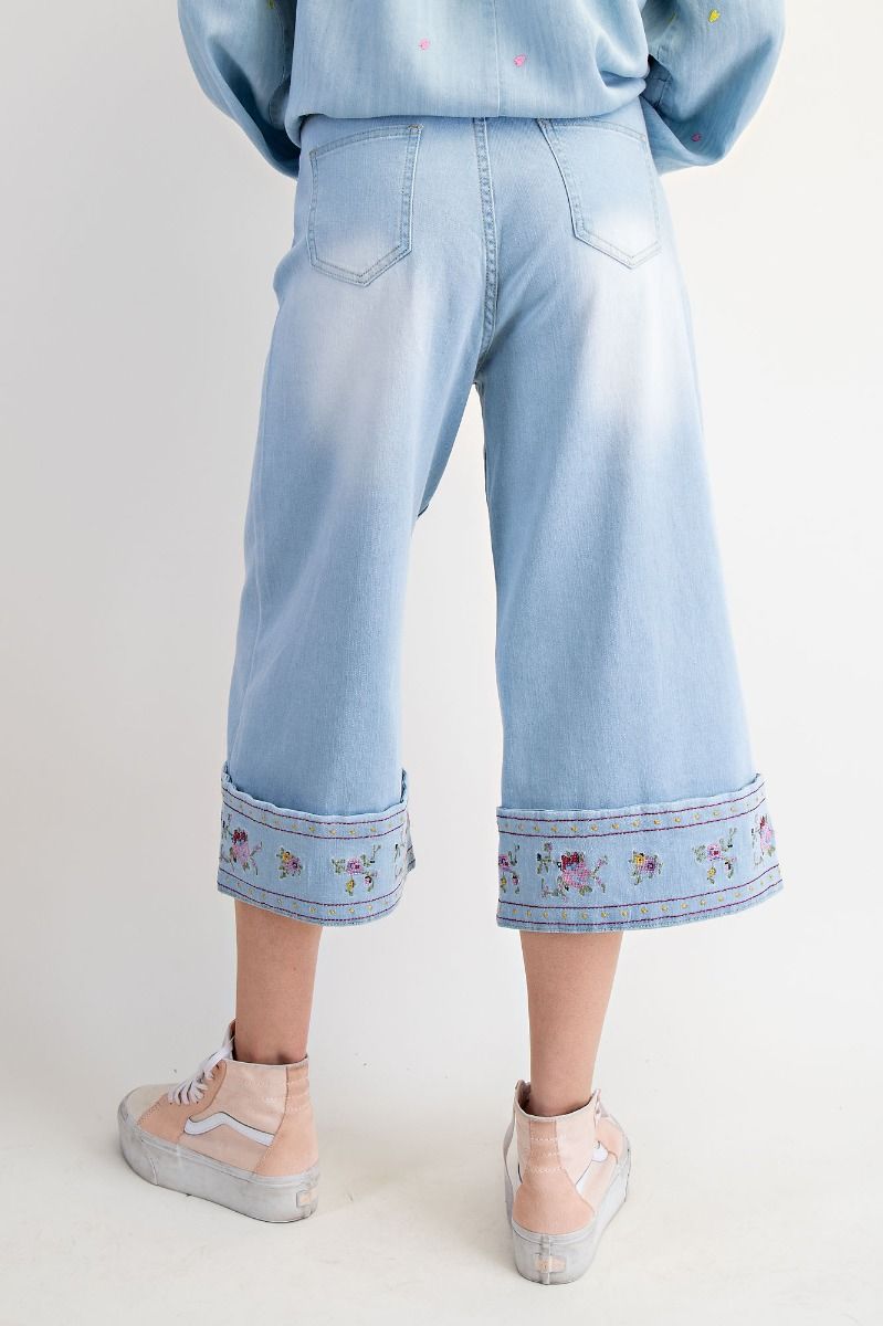Embroidered Cropped Pants in Washed Denim