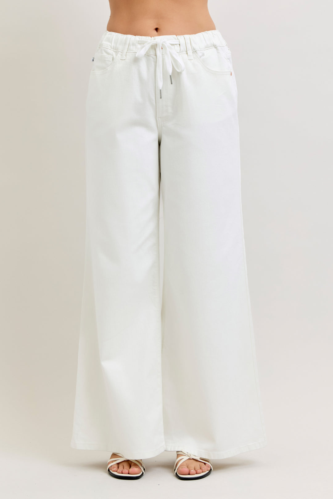 woman wearing white wide leg jeans 